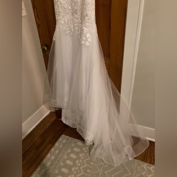 ✨NEVER WORN✨ Off Shoulder, White Lace Wedding Dress - Picture 6 of 13